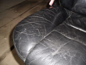 Потресканный кожзам на кресле