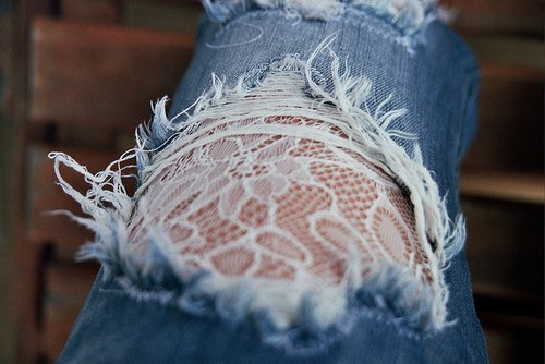 Рваные джинсы своими руками: делаем красивые дырки на коленках