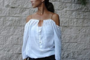 Блузка с открытыми плечами