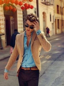 Мужской коричневый пиджак с голубой рубашкой