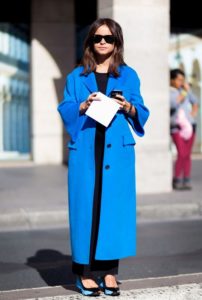 Длинное голубое пальто