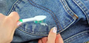Как удалить жвачку с джинсов