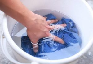 Жидким мылом удалить пятно жвачки с брюк