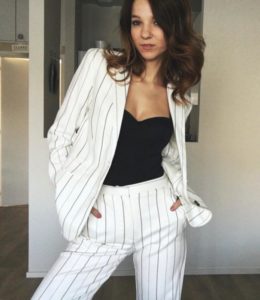 Модный образ с белым пиджаком в полоску