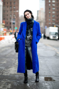 Образ с длинным синим пальто