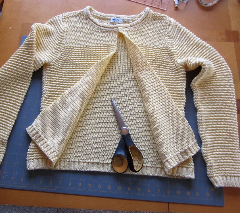 Переделка из свитера: декорируем лентой