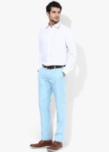 голубые брюки и белая рубашка