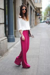 белая блузка и розовые брюки