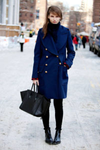 Синее пальто с чёрной сумкой