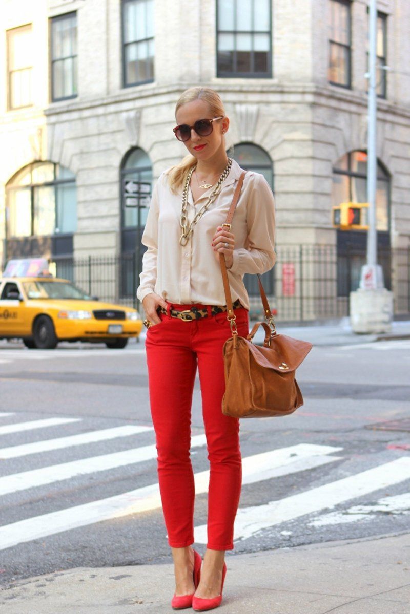 Образ с красными брюками