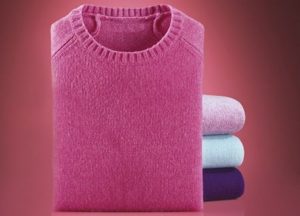 сложенный розовый свитер