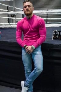 розовый свитер и джинсы