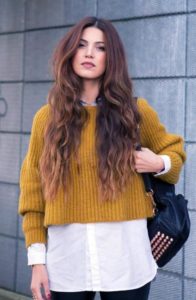 короткий желтый свитер