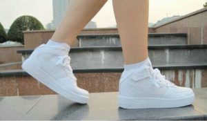 белые кроссовки