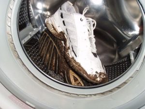Как постирать белые кроссовки в стиральной машине