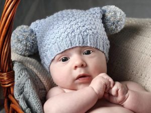Простая, красивая и удобная шапочка для новорожденного на чулочных спицах, подробно с фото!