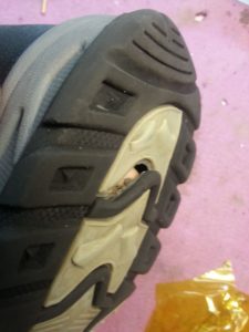 Что делать если появилась дырка в подошве ботинка? Способы как заделатьдырку в подошве и каблуке ботинка.