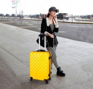 девушка с чемоданом