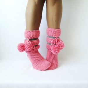 Розовые носки с помпонами