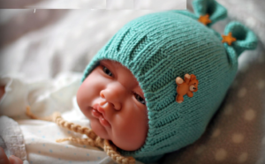 Детская вязаная шапочка спицами для новорожденного