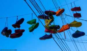 Кроссовки на проводах как часть уличной культуры