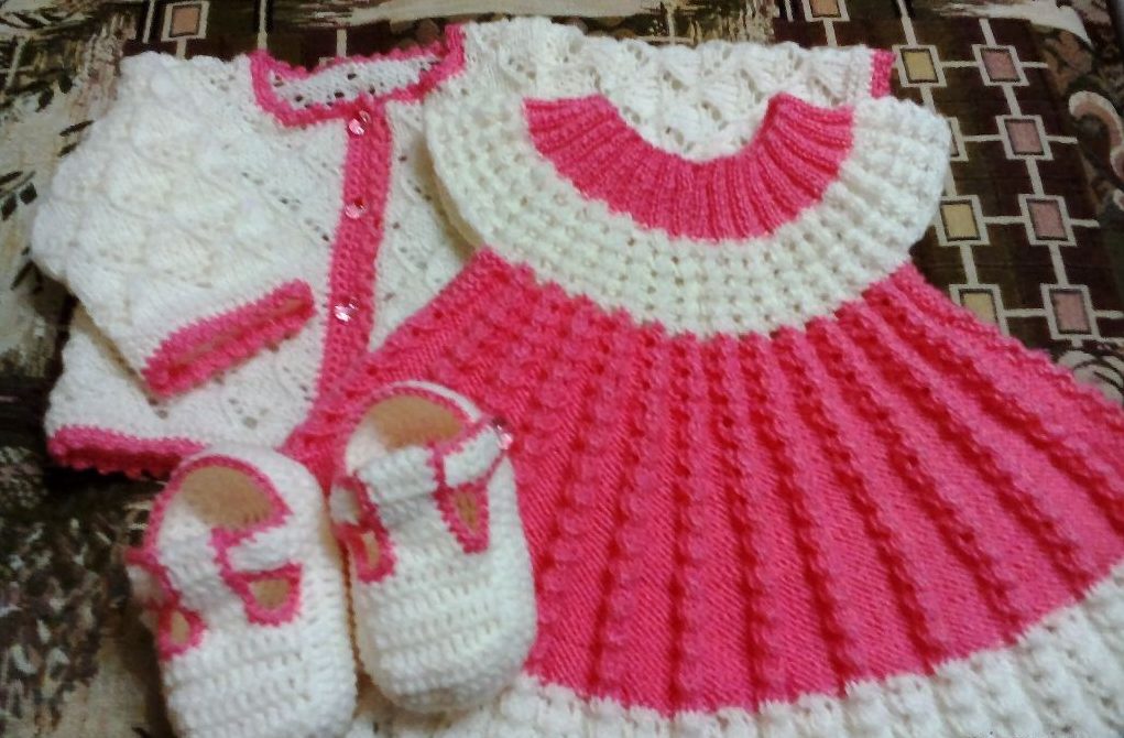 Розовое детское платье с белой кокеткой