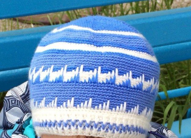 зимняя теплая шапка для мальчика бело-голубая