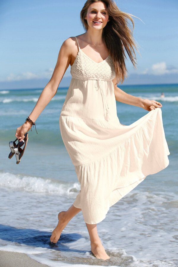 белое пляжное платье