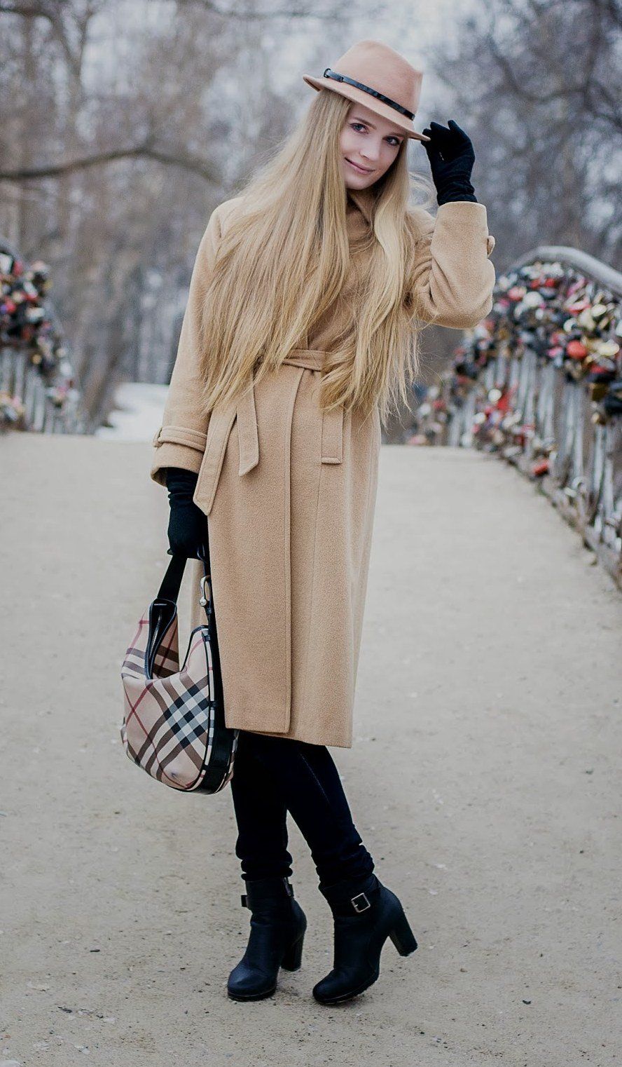 Блондинка в бежевом пальто