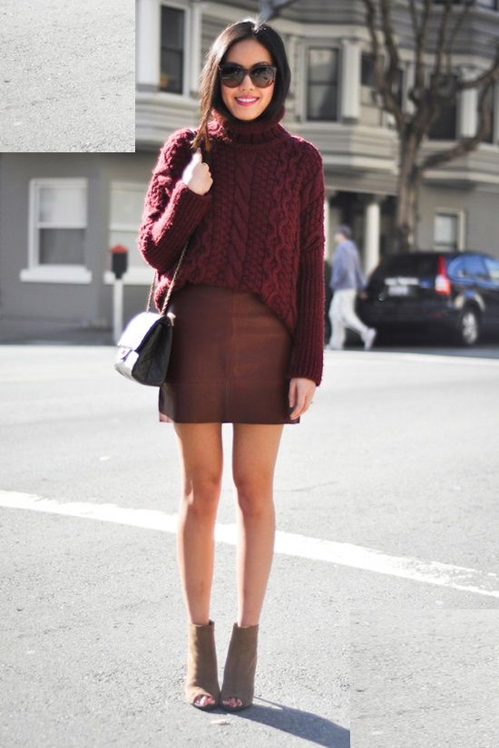свитер и мини кожаная юбка
