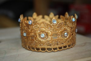 корона для костюма царя из кружева