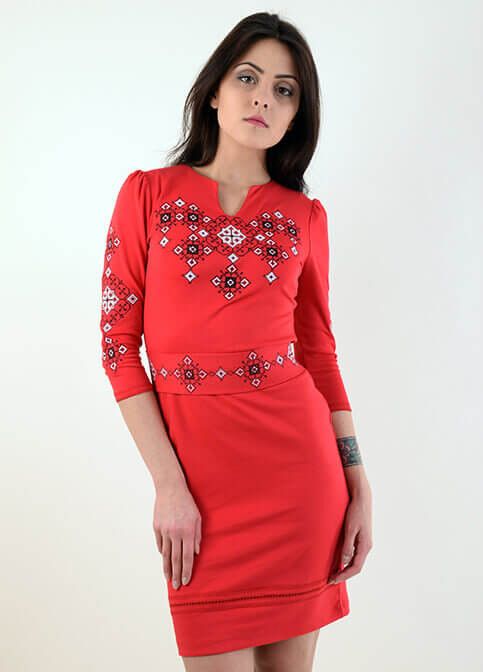 Красное платье с вышивкой