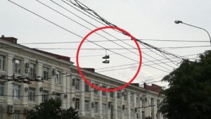кроссовки на проводах в России