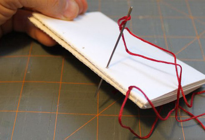 Прошить книжку. Переплет блокнота своими руками. Скрепить листы для блокнота. Сшивание листов для блокнота. Блокнот сшитый.