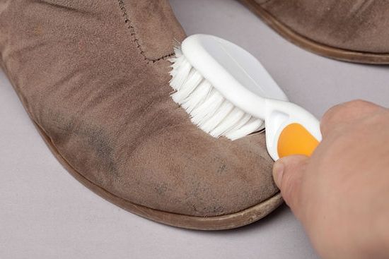 Как восстановить замшевую обувь, вернуть цвет и форму