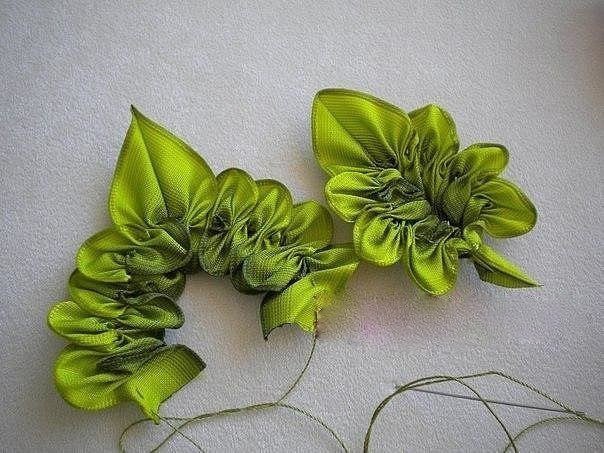 Цветочная композиция из трех цветков-дюшесок из атласных лент для повязки или заколок