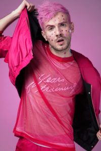 мужчина с розовыми волосами в черно-розовой кофте с пушистым мехом