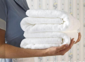 полотенца в руках