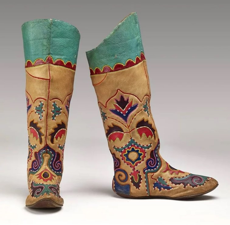 Ичиги Эта нац обувь казахов выставлена в Британском музее