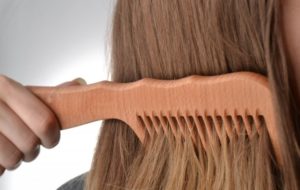 Польза и вред деревянной расчески для волос