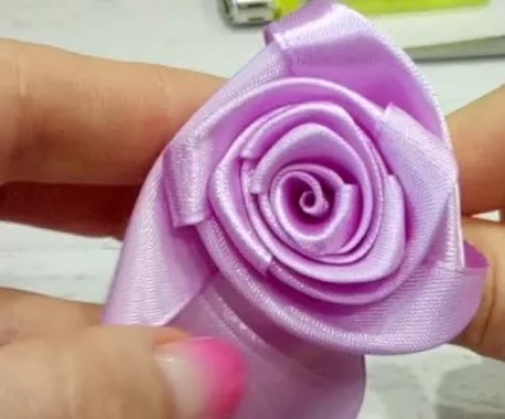 Как сделать простую розу из ленты (фото-инструкция)