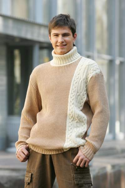 Классический мужской пуловер спицами с красивым узором