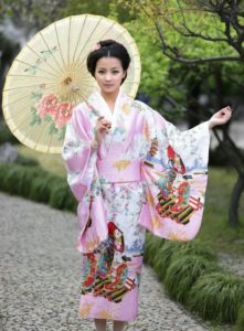 в кимоно с зонтиком