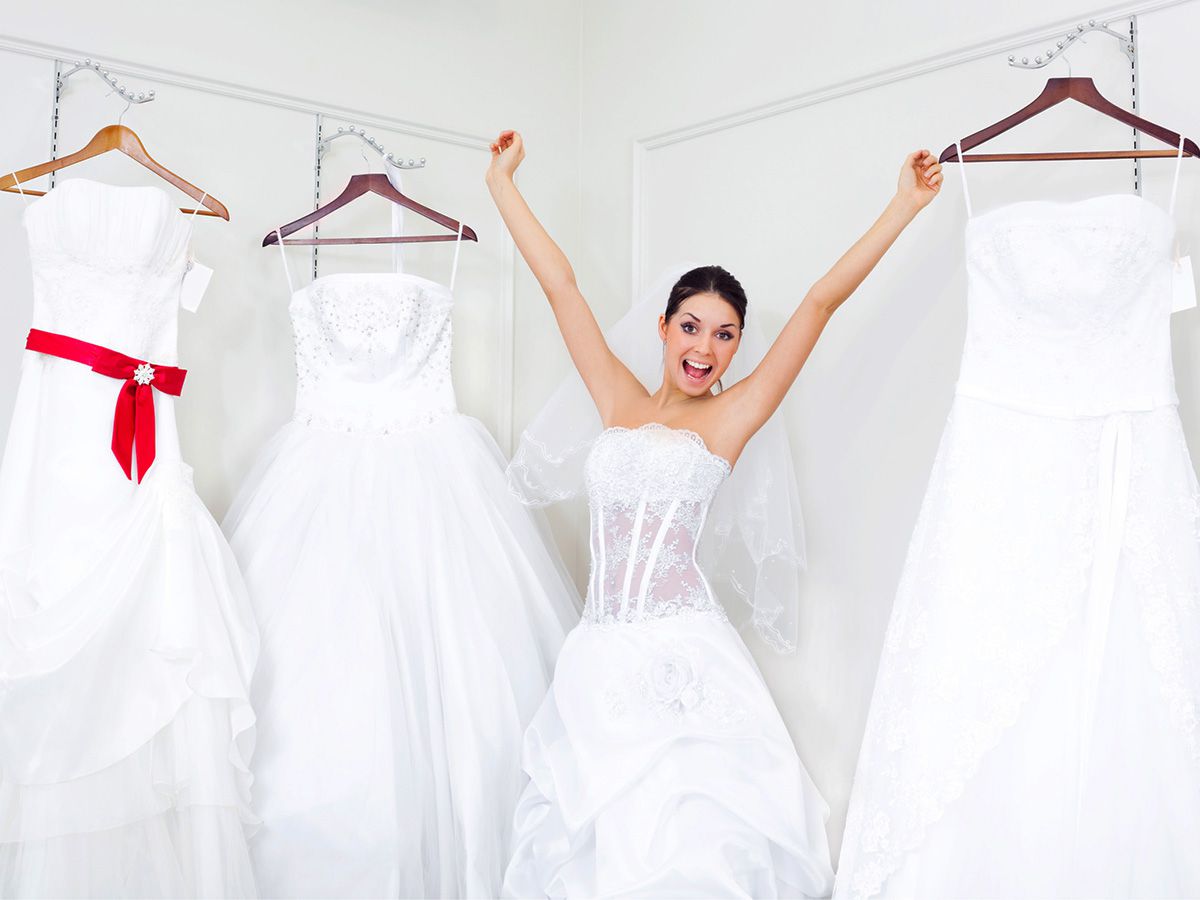 Купить платье примерка. Примерка свадебного платья. Свадебные платья. Невеста в свадебном салоне.