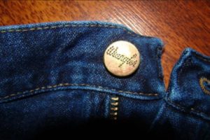 как поменять пуговицу на джинсах
