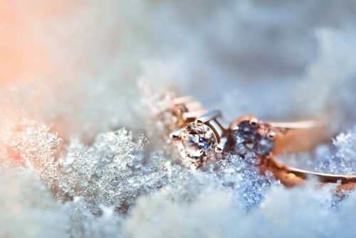 золотое кольцо в снегу