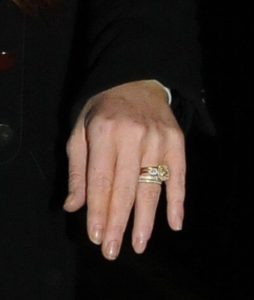 на каком пальце вдовы носят кольцо