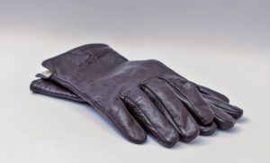 черные кожаные перчатки
