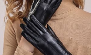 девушка в черных перчатках