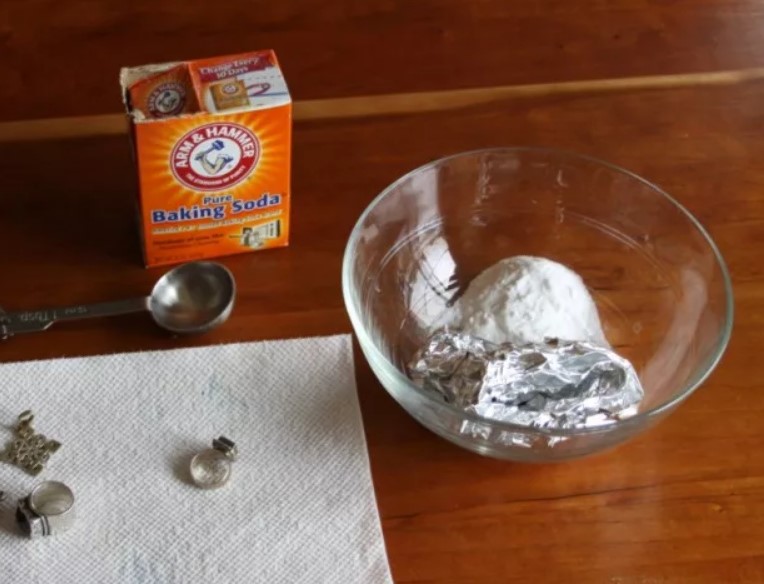 чистка серебряного кольца содой и фольгой